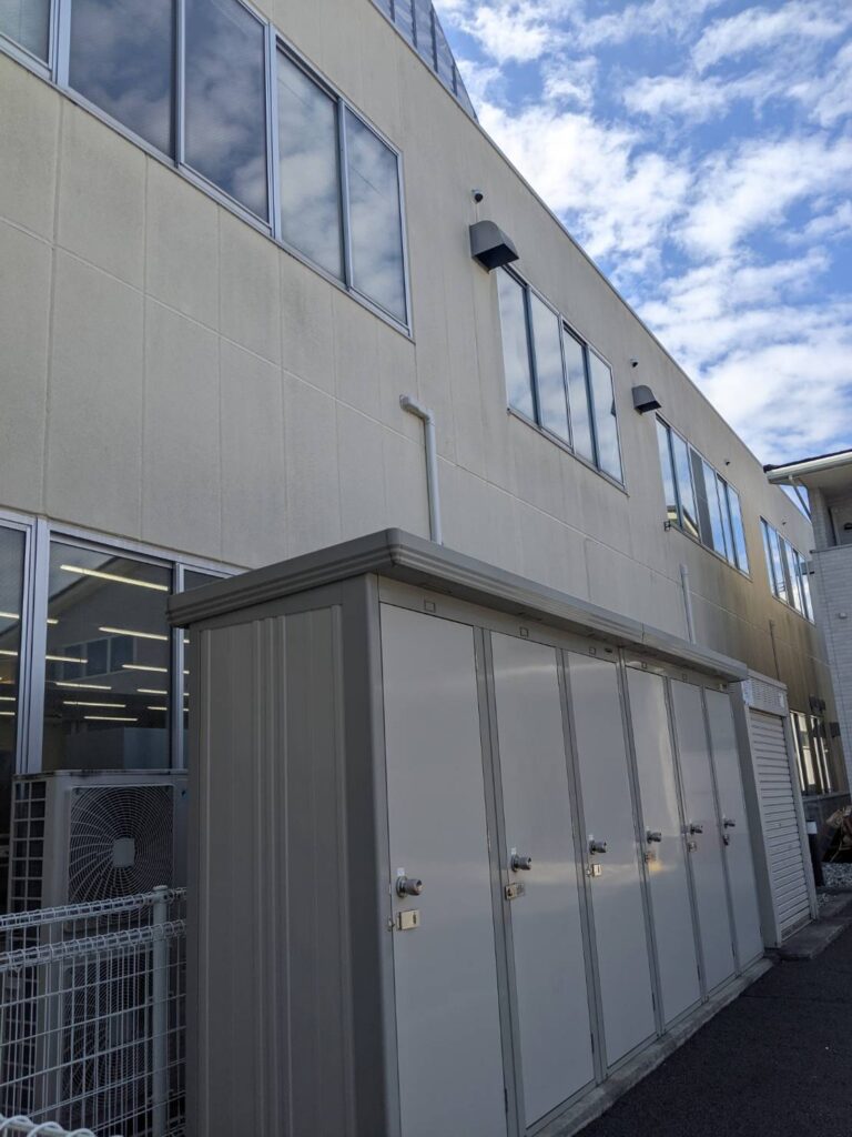 盛岡市｜印刷工場の外壁防水塗装工事｜施工前～施工中の様子をご紹介
